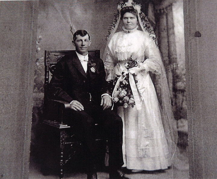 wedding photo of couple from 1916